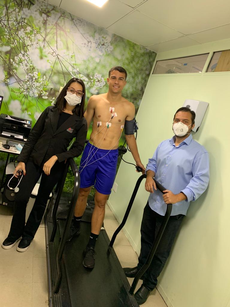 Lateral direito Vinícius durante exame no IMC, acompanhado pelo cardiologista João Daniel Bilachi Pinotti, médico do instituto e do Mirassol Futebol Clube